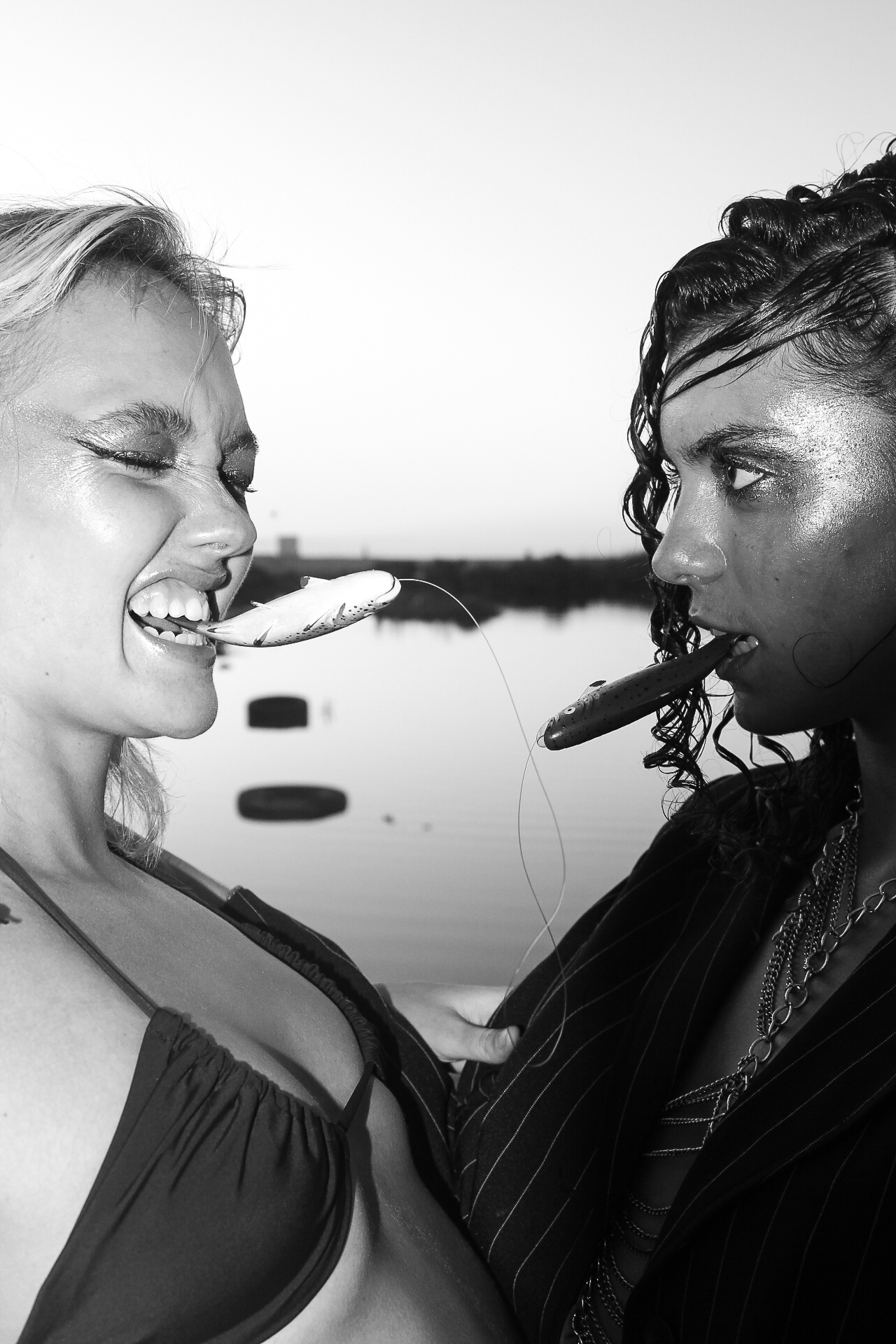 Dos mujeres con peces
