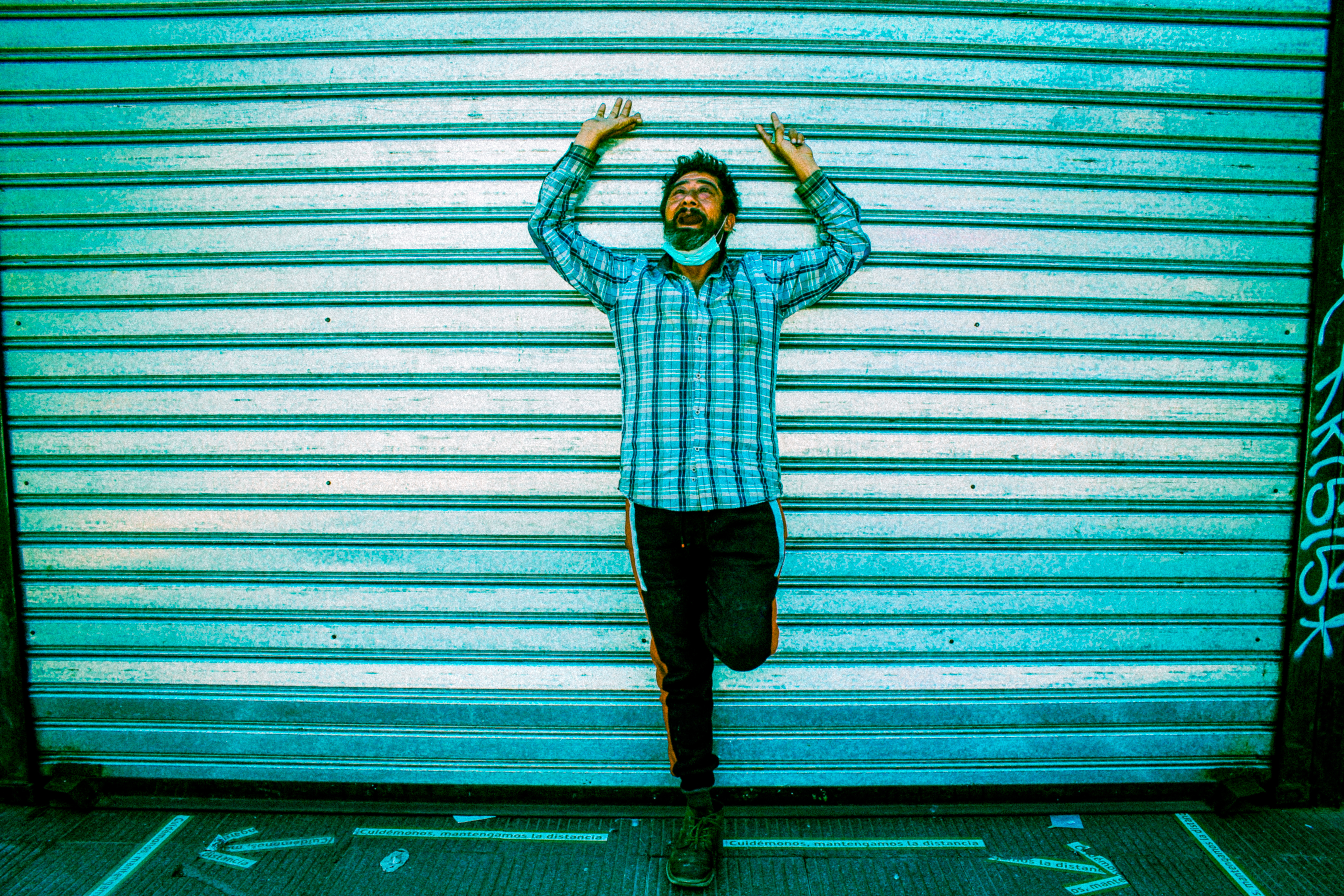 Hombre en puerta teal